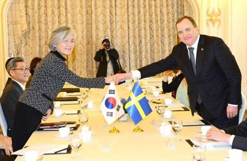 South Korean Foreign Minister Kang Kyung-wha (L) shakes hands with Swedish Prime Minister Stefan Lofven (R) at a hotel in Seoul on Dec. 20, 2019, in this photo provided by the foreign ministry. (PHOTO NOT FOR SALE) (Yonhap)