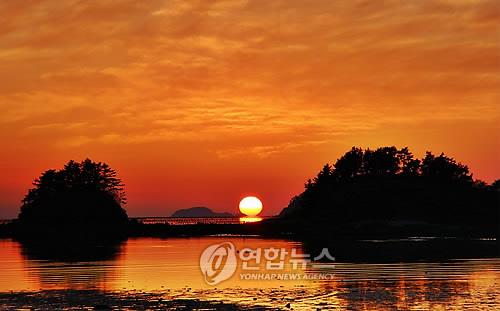 This file photo shows a sunset in Haenam, South Jeolla Province. (Yonhap)