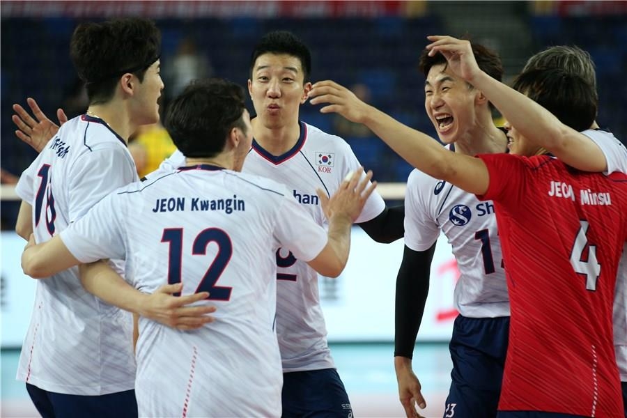 In this photo provided by FIVB on Jan. 7, 2020, South Korean players celebrate a point against Australia in their Pool B match of the Asian Olympic men's volleyball qualification tournament at Jiangmen Sports Center Gymnasium in Jiangmen, China. (PHOTO NOT FOR SALE) (Yonhap)