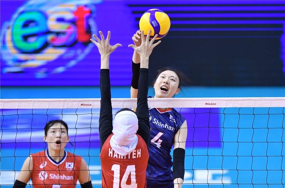 In this photo provided by FIVB on Jan. 8, 2020, Yang Hyo-jin of South Korea (R) hits a spike past Haniyeh Mohtashamipour of Iran (C) in their Pool B match of the Asian Olympic women's volleyball qualification tournament at Korat Chatchai Hall in Nakhon Ratchasima, Thailand. (PHOTO NOT FOR SALE) (Yonhap)