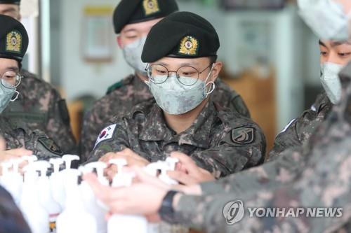 Soldiers at the 51st Infantry Division in Hwaseong, south of Seoul, clean their hands with hand sanitizer prior to lunch as part of efforts to prevent the contamination of a new coronavirus on Jan. 30, 2020. (Yonhap) 