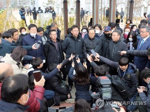 Residents of Jincheon hold a news conference on Jan. 31, 2020, to announce their decision not to oppose the government's plan to accommodate Korean evacuees from Wuhan at a facility in the town. (Yonhap)