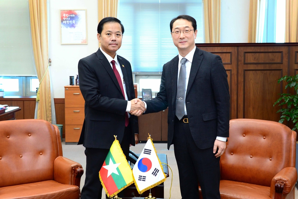 Kim Gunn (R), deputy foreign minister for political affairs, shakes hands with his Myanmarese counterpart Soe Han ahead of their talks in Seoul, in this photo provided by the foreign ministry on Feb. 5, 2020. (PHOTO NOT FOR SALE) (Yonhap) 