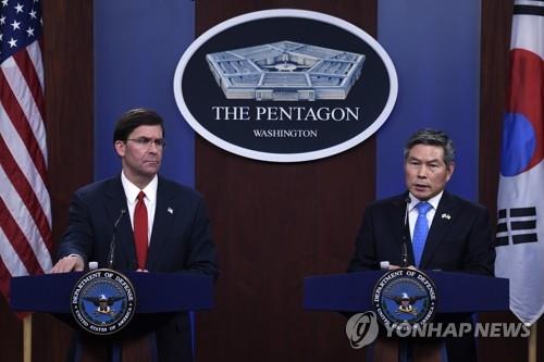 South Korean Defense Minister Jeong Kyeong-doo (R) and U.S. Defense Secretary Mark Esper hold a joint press conference at the Pentagon in Washington on Feb. 24, 2020. (Yonhap)