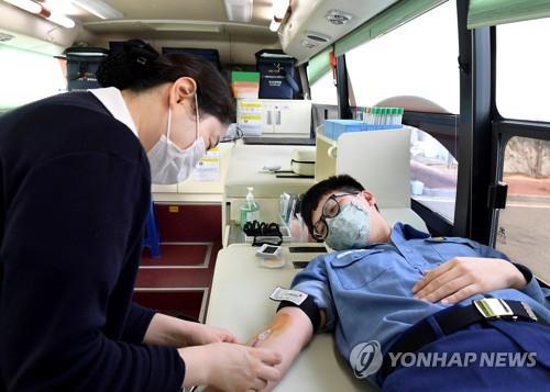 A naval service member donates blood at South Korea's Fleet Command in the southern city of Busan on Feb. 26, 2020, as the domestic blood supply is on alert due to the new coronavirus crisis. More than 430 service persons of the command donated their blood during its three-day campaign. (Yonhap)