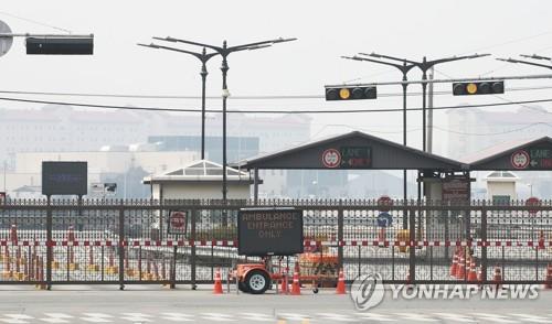 Seen here is a gate of the U.S. base Camp Humphreys in Pyeongtaek, south of Seoul. U.S. Forces Korea (USFK) said in a tweet on March 8, 2020, that the U.S. Department of the Army has ordered its soldiers and their families to stop movement to and from South Korea amid concerns over the new coronavirus. (Yonhap) 