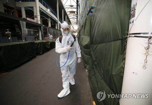 A soldier from the Army 50th Division disinfects Seomun Market in Daegu, 300 kilometers southeast of Seoul, on April 5, 2020, to help prevent the spread of the coronavirus. (Yonhap)