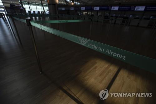 No people are seen at the departure lobby of Incheon airport, west of Seoul, on April 6, 2020, amid the spread of the novel coronavirus. In the fourth week of March, the number of international air passengers plunged 95.5 percent from a year earlier to 78,599, industry sources said the previous day. (Yonhap)
