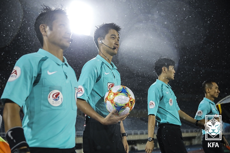 This photo, provided by the Korea Football Association on April 28, 2020, shows referees at a K League 1 match. (PHOTO NOT FOR SALE) (Yonhap)