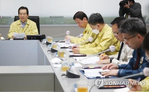 Prime Minister Chung Sye-kyun (L) speaks during a meeting with government ministers on April 30, 2020 on a deadly warehouse fire a day earlier. (Yonhap)