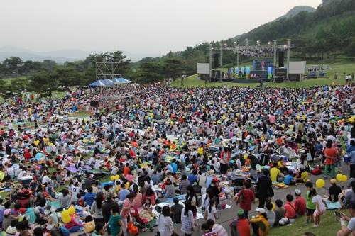 This photo provided by Seowon Valley shows a large number of attendees at the 2016 Seowon Valley Charity Green Concert held in Paju, Gyeonggi Province. (Yonhap)