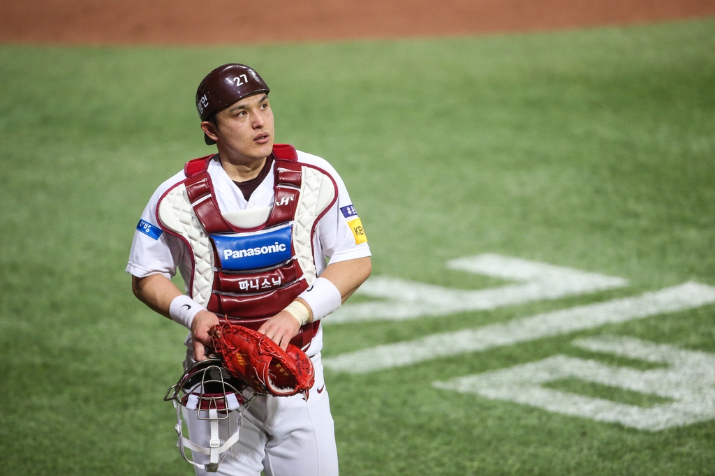 Park Dong-won of the Kiwoom Heroes looks out to the field during a Korea Baseball Organization regular season game against the Samsung Lions at Gocheok Sky Dome in Seoul on May 12, 2020, in this photo provided by the Heroes. (PHOTO NOT FOR SALE) (Yonhap)