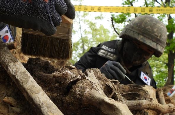 Service members carry out excavation work looking for remains of soldiers killed during the 1950-53 Korean War inside the Demilitarized Zone (DMZ) in this photo provided by the defense ministry on May 14, 2020. (PHOTO NOT FOR SALE) (Yonhap) 