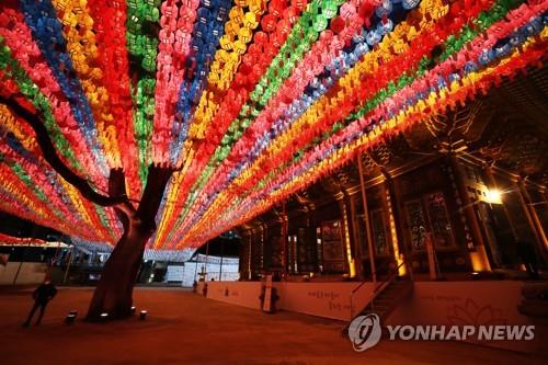 Colorful lanterns light up the courtyard at Jogye Temple in downtown Seoul on April 23, 2020. (Yonhap)