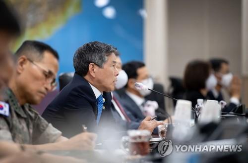 Defense Minister Jeong Kyeong-doo speaks during his visit to the Ground Operations Command in Yongin, Gyeonggi Province, on June 1, 2020, in this photo provided by his office. (PHOTO NOT FOR SALE) (Yonhap)