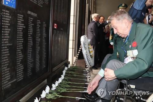 Veterans of the 1950-53 Korean War from U.N. allied nations place flowers in front of a cenotaph for their fallen comrades during a visit to the War Memorial of Korea in Seoul's Yongsan Ward on Nov. 12, 2019. (Yonhap)