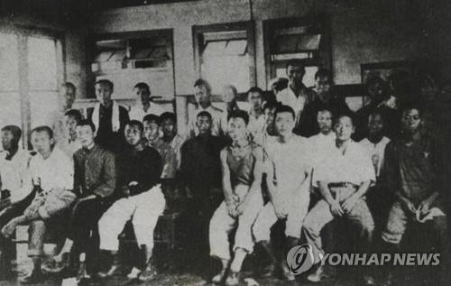 This file photo shows Korean workers forcibly taken to Japan during the Japanese colonial rule of Korea (1910-45). On Oct. 30, 2018, the Supreme Court upheld a 2013 ruling on damages claims filed by four victims and ordered Nippon Steel & Sumitomo Metal Corp. (NSSM) to pay each victim 100 million won (US$87,720). (Yonhap)