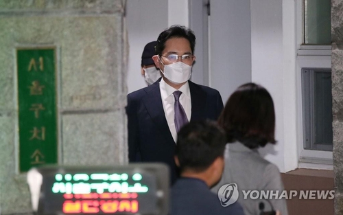 Vice Chairman of Samsung Electronics Lee Jae-yong leaves the Seoul Detention Center, located in Uiwang, south of Seoul, on June 9, 2020, after a court denied the issuance of an arrest warrant. (Yonhap)