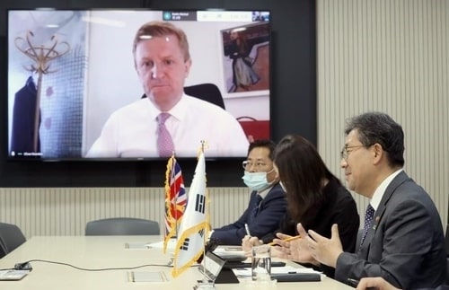 This file photo provided by the culture ministry shows Park Yang-woo (R), South Korean culture minister, holding a video conference meeting with his British counterpart, Oliver Dowden (on monitor), at the government complex in Seoul on June 3, 2020. (PHOTO NOT FOR SALE) (Yonhap) 