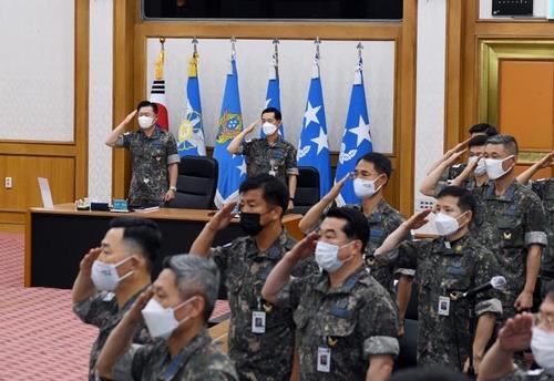 Air Force Chief of Staff Gen. Won In-choul (top, L) and other senior officers salute the Korean flag ahead of the senior commanders' meeting held in Seoul on June 19, 2020, in this photo provided by the Air Force. (PHOTO NOT FOR SALE) (Yonhap)