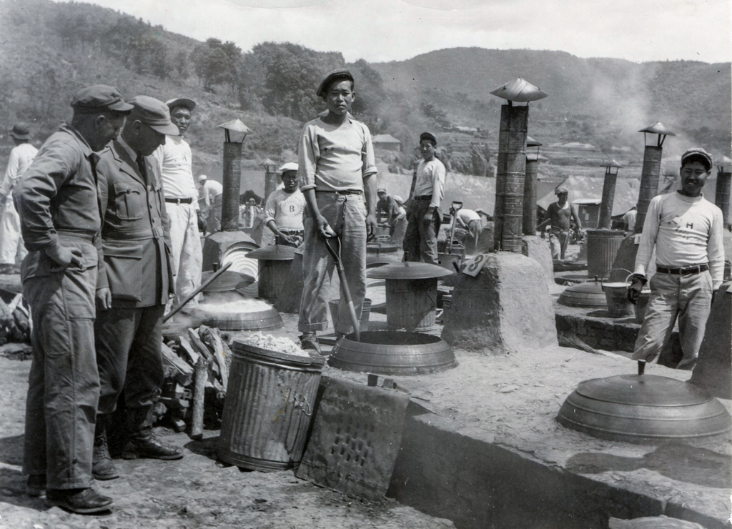 People prepare food for POWs at the Geoje camp in a photo taken by the ICRC on June 4, 1951. (PHOTO NOT FOR SALE) (Yonhap)