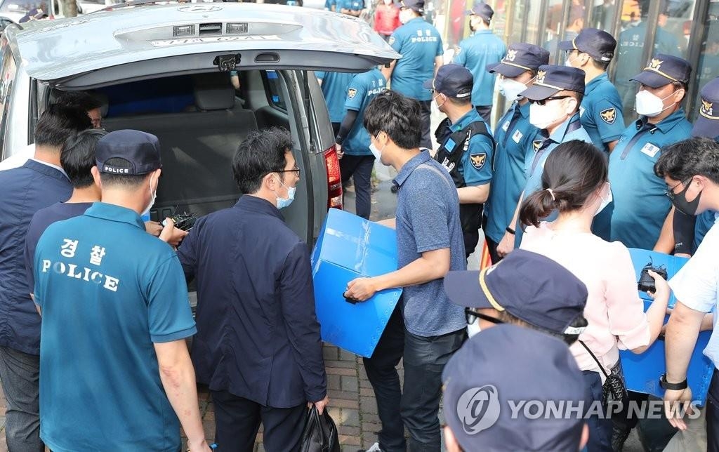 Police move a box of materials during a search and seizure operation of the office of Park Sang-hak who has been at the center of the anti-Pyongyang leafleting campaign, in Seoul on June 26, 2020. (Yonhap)