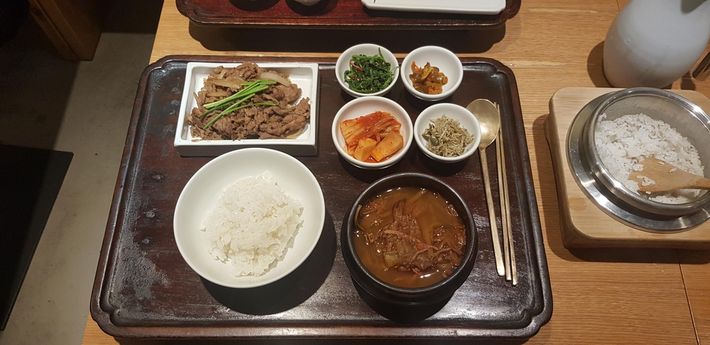 (Yonhap Feature) Coronavirus changes Korean cuisine's communal plate culture