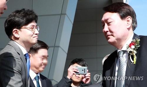The file photo, taken in the southeastern port city of Busan on Feb. 13, 2020, shows prosecutor Han Dong-hoon (L) and Prosecutor General Yoon Seok-youl (R). (Yonhap)