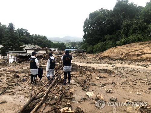 Officials look around a site hit by a landslide in Ansung, Gyeonggi Province, on Aug. 2, 2020, in this photo provided by the Korea Forest Service. (PHOTO NOT FOR SALE) (Yonhap) 