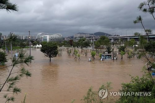 Banpo Park along the Han River in Seoul is submerged amid heavy rain on Aug. 3, 2020. (Yonhap)
