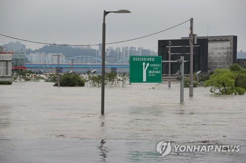 (3rd LD) Major highways in Seoul partly closed, flood alerts issued as downpours raise water level of Han River