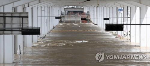 Jamsu Bridge on the Han River in Seoul is flooded for the eighth day in a row on Aug. 10, 2020, amid continued heavy rains. (Yonhap)