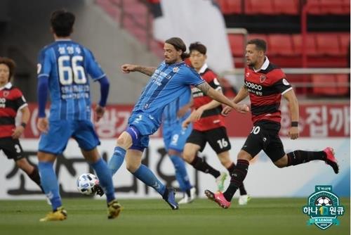 This file photo, provided by the Korea Professional Football League, shows Ulsan Hyundai FC (in blue) and Pohang Steelers competing in a K League 1 match at Pohang Steel Yard in Pohang, 360 kilometers southeast of Seoul, on June 6, 2020. (PHOTO NOT FOR SALE) (Yonhap)