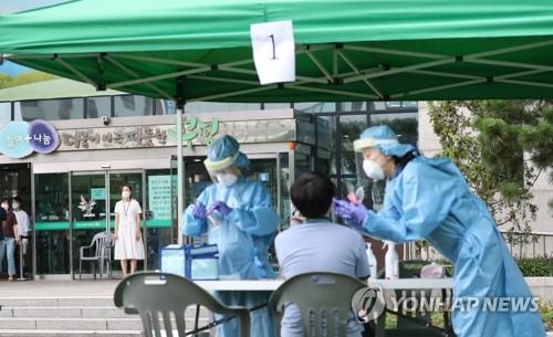 (LEAD) New coronavirus cases near 400, alarm all across S. Korea