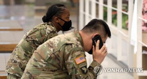 U.S. officers wait for American service personnel to arrive at Incheon International Airport, west of Seoul, on April 7, 2020. (Yonhap)