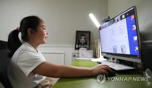 An elementary school students attends an online class at her house in Seoul on Aug. 26, 2020, as schools in Seoul and its surrounding areas returned to remote classes to protect students and slow down the spread of the new coronavirus. High school seniors are not subject to the switch to online classes. (Yonhap)