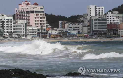 High waves crash onto Songjeong Beach in Busan on Sept. 1, 2020, as Typhoon Maysak approaches the Korean Peninsula. (Yonhap)