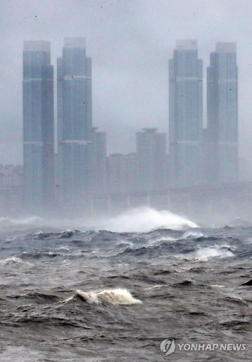 High waves are generated by Typhoon Haishen off the coast of the southeastern port city of Busan on Sept. 7, 2020. The season's 10th typhoon is projected to travel along the Korean Peninsula up its eastern coast until it makes landfall at Chongjin, North Korea, at midnight. (Yonhap)