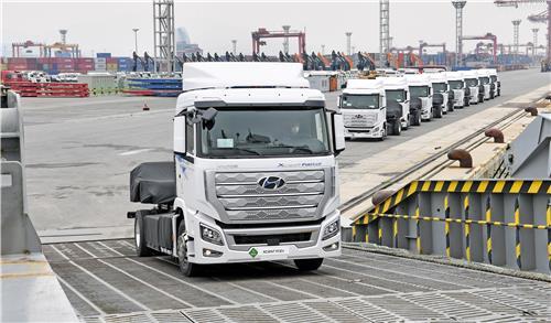 This photo taken July 6, 2020, and provided by Hyundai Motor shows XCIENT Fuel Cell hydrogen trucks being loaded onto the Global Superior roll-on, roll-off ship heading to Switzerland at a port in Gwangyang, 423 kilometers south of Seoul. (PHOTO NOT FOR SALE) (Yonhap) 