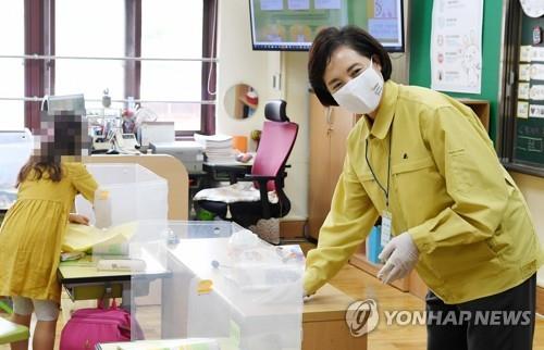 Education Minister Yoo Eun-hae wipes a desk with disinfectant at Hansan Elementary School in the east Gangdong ward in Seoul on Sept. 21, 2020. (Yonhap)