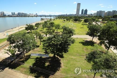 This photo shows the Han River park in Yeouido, Seoul, on Sept. 13, 2020. (Yonhap)