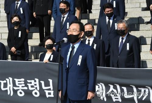 People Power Party floor leader Rep. Joo Ho-young gives a speech during the party's protest rally at the National Assembly in Seoul on Sept. 28, 2020. (Yonhap)