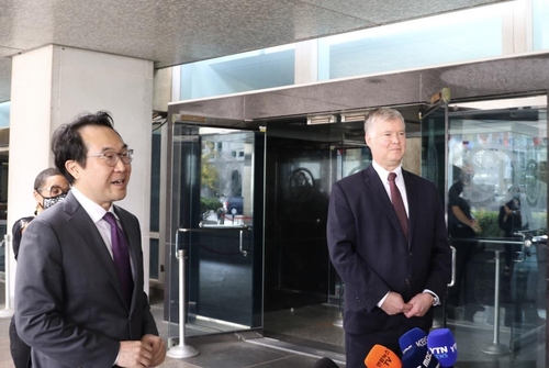 South Korea's top nuclear envoy, Lee Do-hoon (L), and his U.S. counterpart, Deputy Secretary of State Stephen Biegun, hold a joint press availability after holding bilateral talks at the U.S. Department of State in Washington on Sept. 28, 2020. (Yonhap)