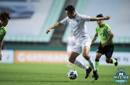Song Min-kyu of Pohang Steelers dribbles the ball during a K League 1 match against Jeonbuk Hyundai Motors at Jeonju World Cup Stadium in Jeonju, 240 kilometers south of Seoul, on Oct. 3, 2020, in this photo provided by the Korea Professional Football League. (PHOTO NOT FOR SALE) (Yonhap)