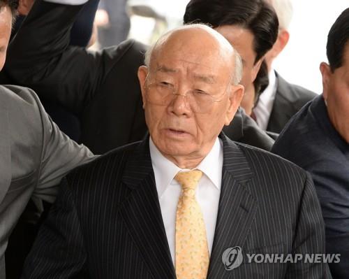 The undated file photo shows former President Chun Doo-hwan. (Yonhap)