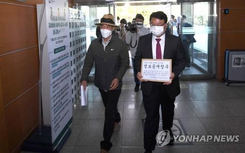 Lee Rae-jin (L), the elder brother of a South Korean official killed by North Korean soldiers while drifting in its waters, enters the defense ministry building in Seoul on Oct. 6, 2020, to submit a petition for the disclosure of information related to the incident. (Yonhap)