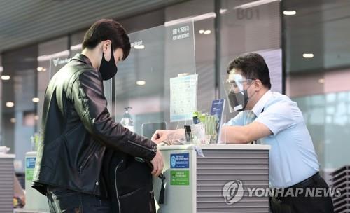 A Japanese traveler shows a medical certificate verifying his negative COVID-19 test at a check-in counter in Incheon International Airport, west of Seoul, on Oct. 8, 2020, when South Korea and Japan put into practice an agreement on the fast-track entry of businesspeople without a two-week coronavirus quarantine amid the pandemic. (Yonhap)