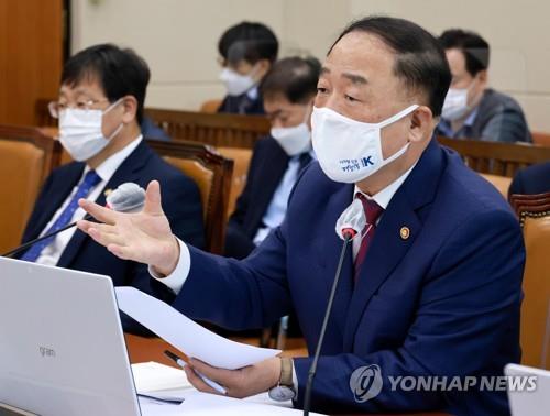 Finane Minister Hong Nam-ki answers a question from a lawmaker during an annual parliamentary inspection of his ministry at the National Assembly in Seoul on Oct. 8, 2020. (Yonhap) 