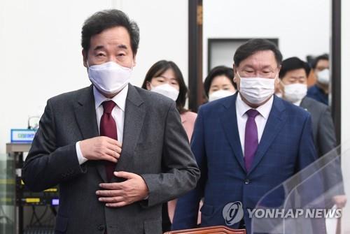 Ruling Democratic Party Chairman Rep. Lee Nak-yon (L) and floor leader Rep. Kim Tae-nyeon attend the party's top council meeting on Oct. 19, 2020. (Yonhap)
