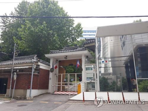 (LEAD) Man who posted threatening flyers at French Embassy in Seoul caught